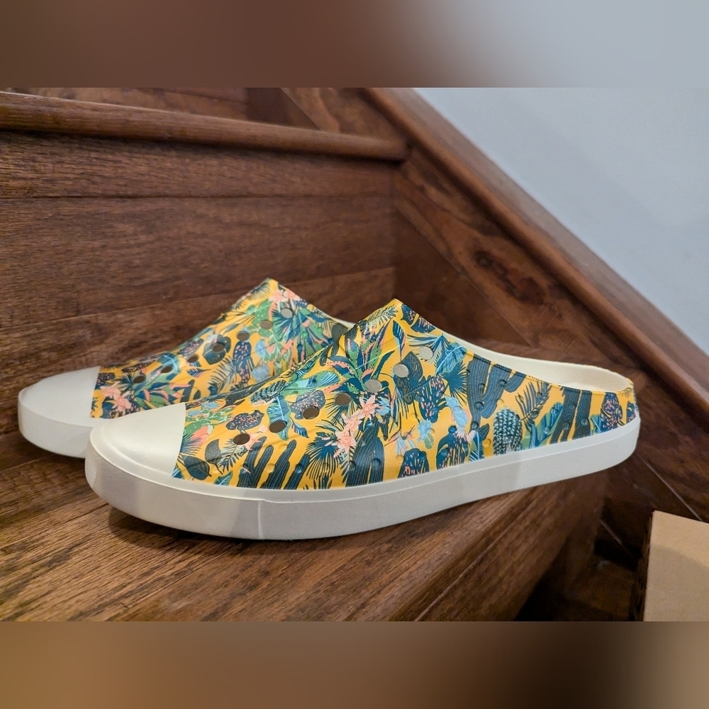 Native shoes Jefferson Clog Print tropical plant print unisex Sz 10W Sz 8M